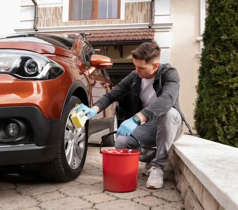 Lavage auto à domicile Formigny La Bataille : professionnel intervenant sur un véhicule
